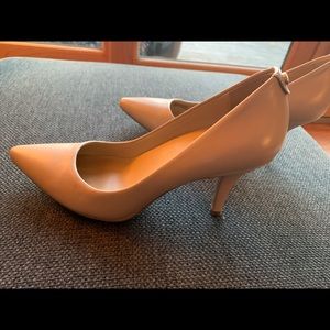 Micheal Kors Tan Pumps